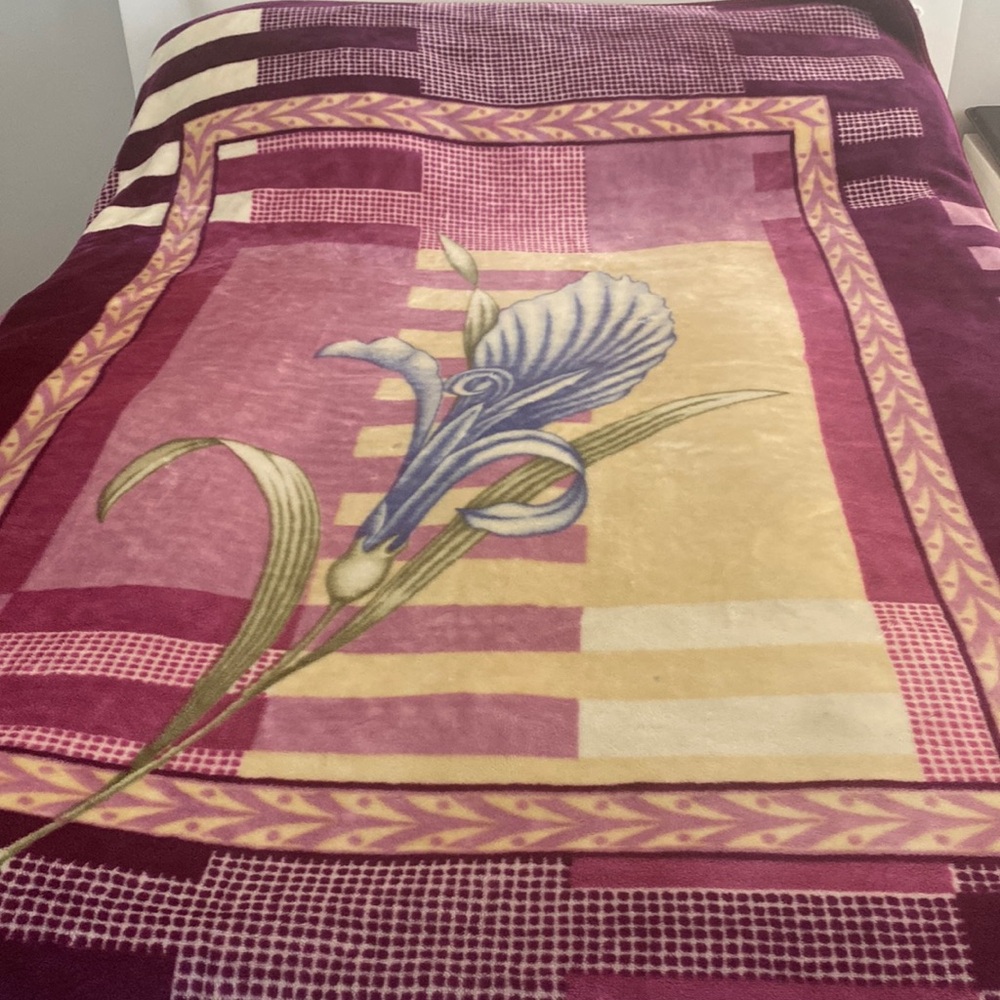 Solaron  Flower Thick Plush Mink Oversized Throw.2 Ply reversible blanket.